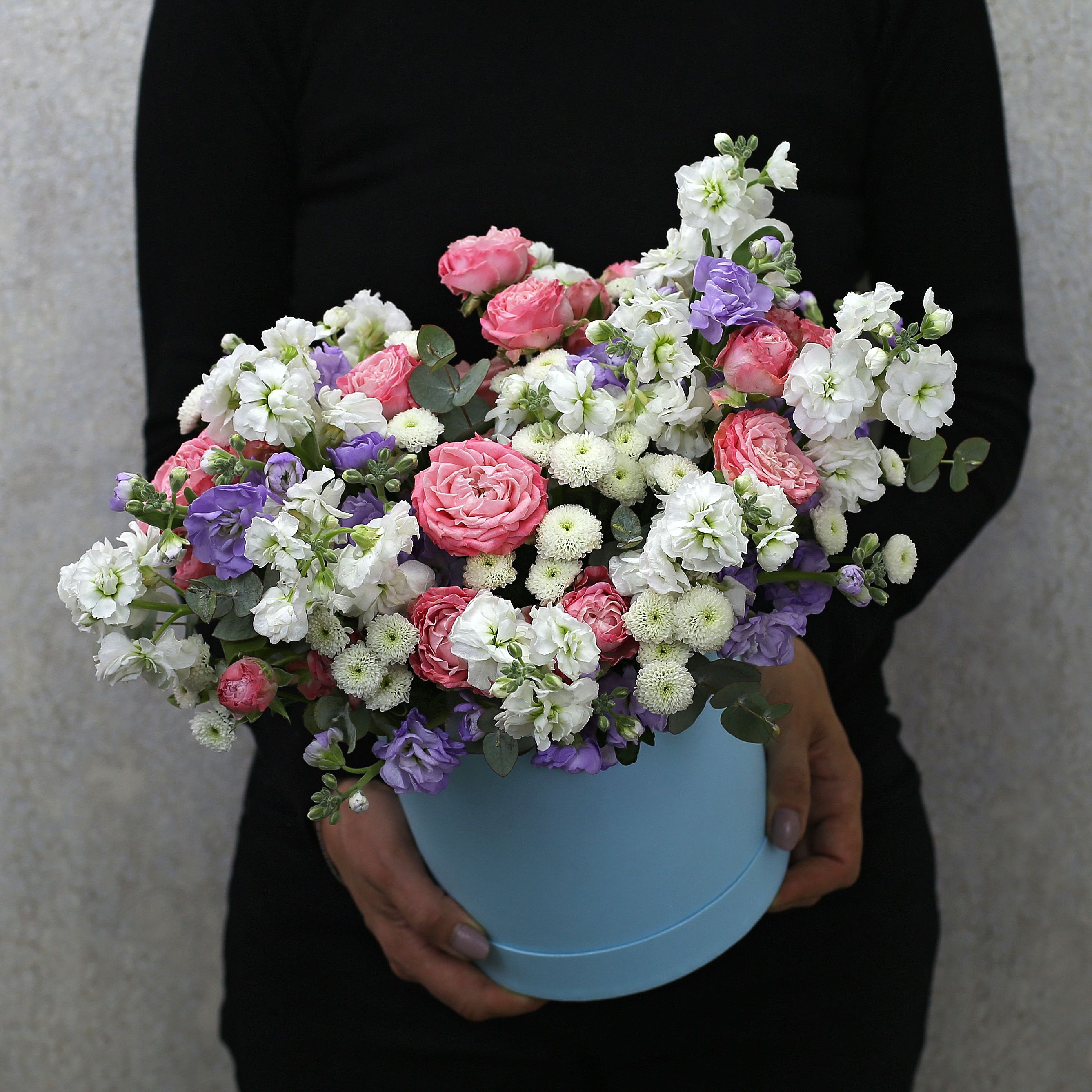 Букет из роз, гвоздик, маттиол, хризантемы «Очаровательный микс»